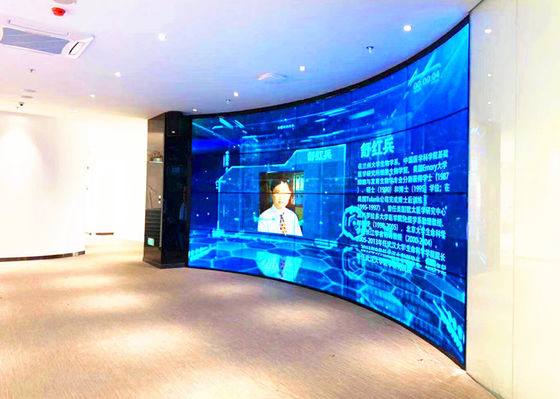 China An der Wand befestigte gebogene transparente Anzeige/Konferenzzimmer-transparente Digitalanzeige fournisseur